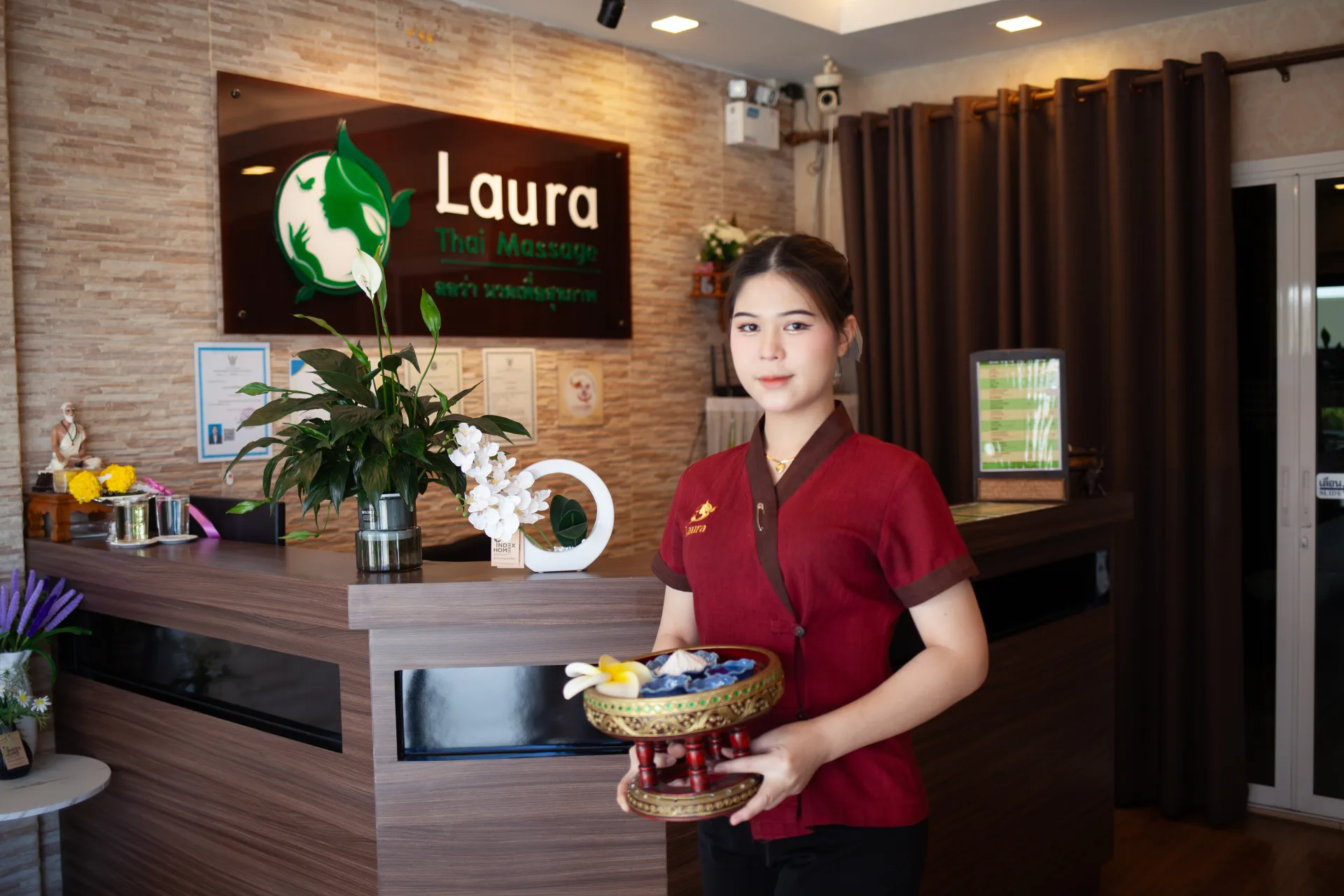 เคาน์เตอร์ต้อนรับและป้าย Laura Thai Massage